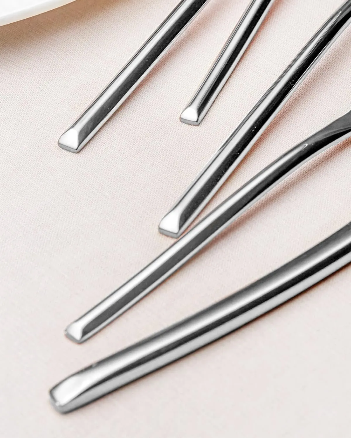40-Piece Silverware Set for 8,Modern 18/10 Stainless Steel Flatware Set,Luxury Cutlery Set,Unique Utensils Set for Restaurant,Spoons and Forks Set,Mirror Polished,Dishwasher Safe
