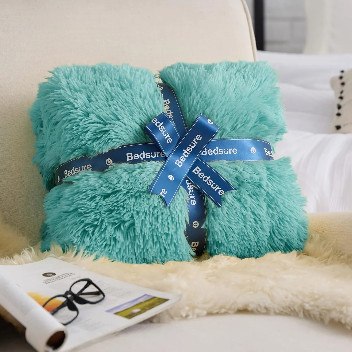 Bedsure Fluffy Green Throw Blanket Gifts for Women, Men, Soft Fleece Cozy Fuzzy Sherpa Plush Warm Minky Thick Faux Fur Throws for Couch, Bed, Green Decor House Blanket Gifts for Mom Dad, 50x60