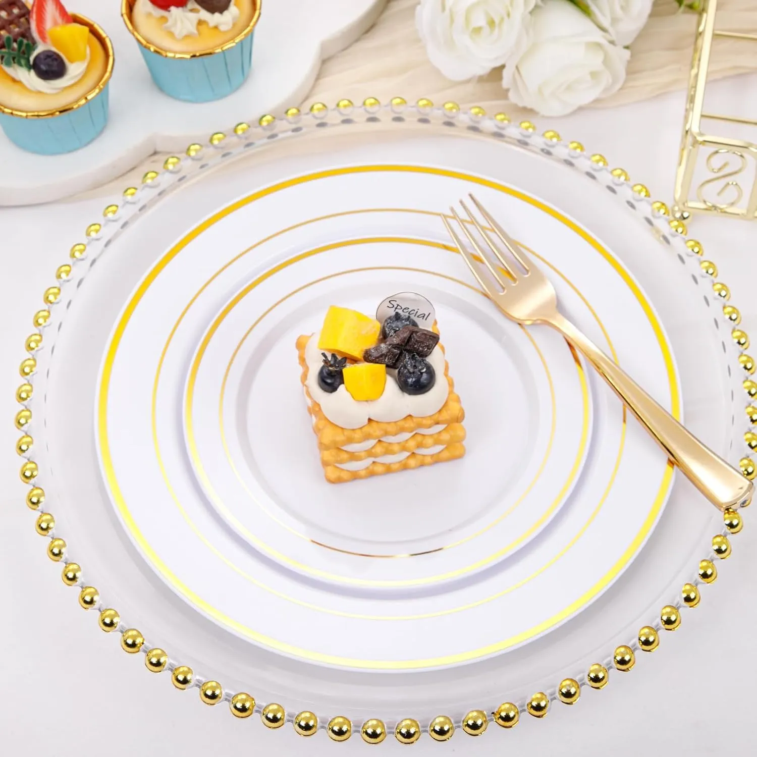 bUCLA 600Pcs Gold Dinnerware Set for 100 Guests - White and Gold Plastic Plates Disposable for party Include 100 Dinner & 100 Dessert Plates,100 Cups,100 Forks,100 Spoons,100 Knives