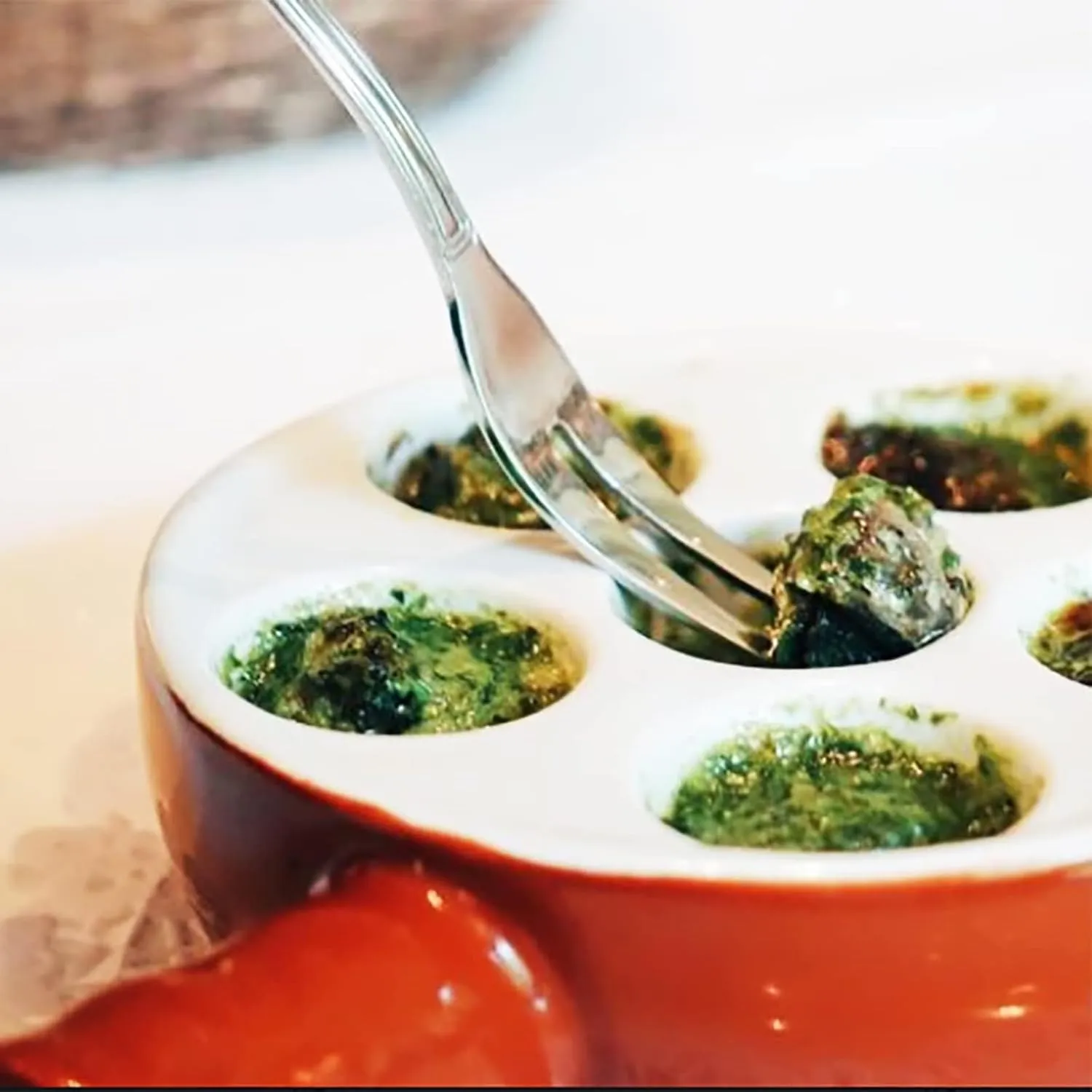 Ceramic escargot baking plate,for appetizers, grilled snails, scallops, 6.22-inch(2 pieces) tableware with handle, oven safe, suitable for homes, restaurants, hotels and foodies, White