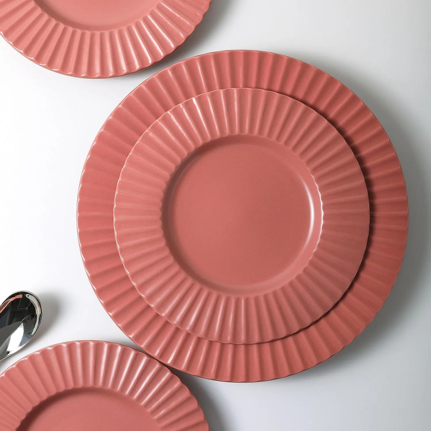 Christian Siriano Lusso 16-Piece Dinnerware Set Stoneware, Redwood