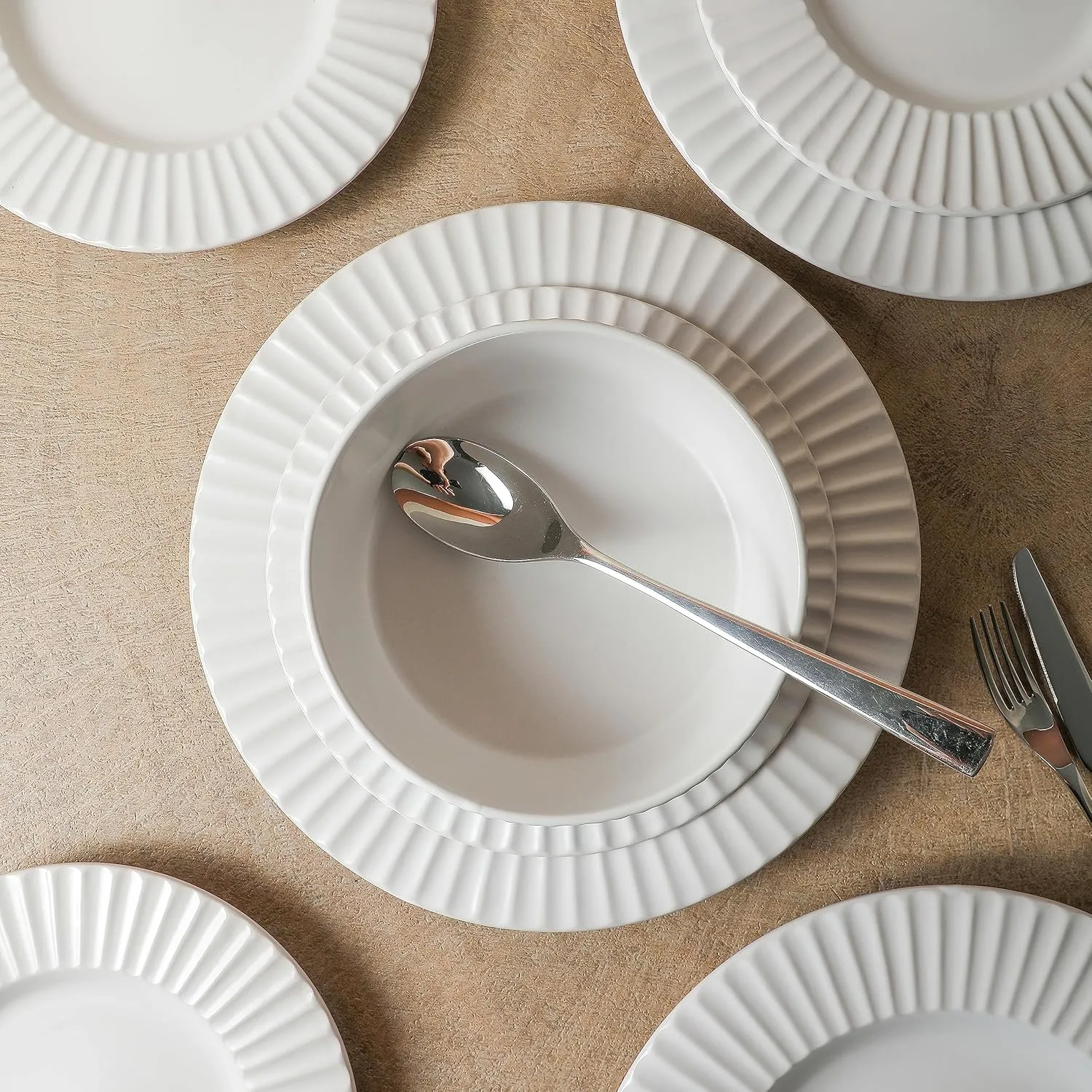 Christian Siriano Lusso 16-Piece Dinnerware Set Stoneware, White