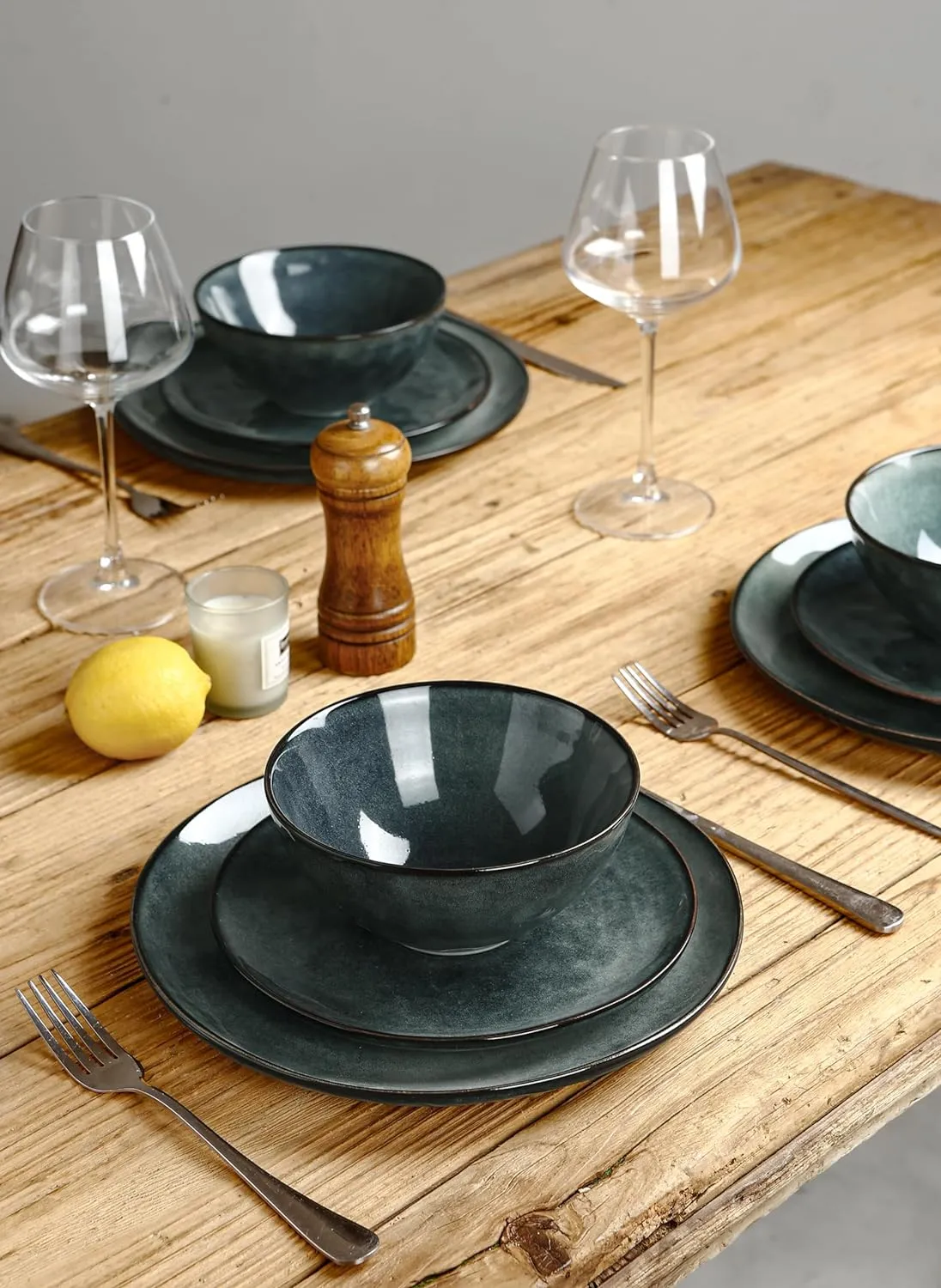 Famiware Dinnerware Sets for 4, Ocean Round 12-Piece Kitchen Plates and Bowls Sets, Reactive Glaze, Microwave and Dishwasher Safe, Scratch Resistant, Deep Forest