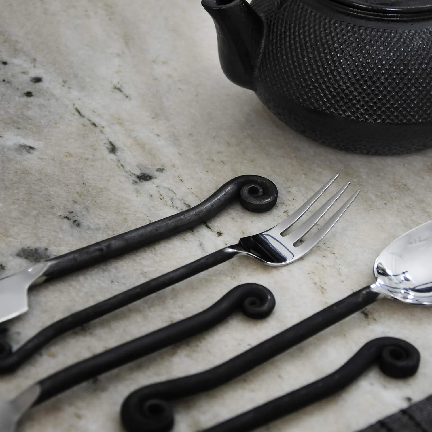 Gourmet Settings 20-Piece Flatware Treble Clef Collection Black Silverware Cutlery Kitchen Sets, Stainless Steel Utensils Knife/Fork/Spoons, Dishwasher Safe (34-350)