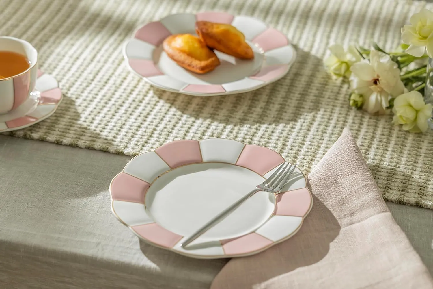 Grace Teaware Pink and White Scallop Shaped Fine Porcelain Plate Set of One (8-inch Dessert Plate)