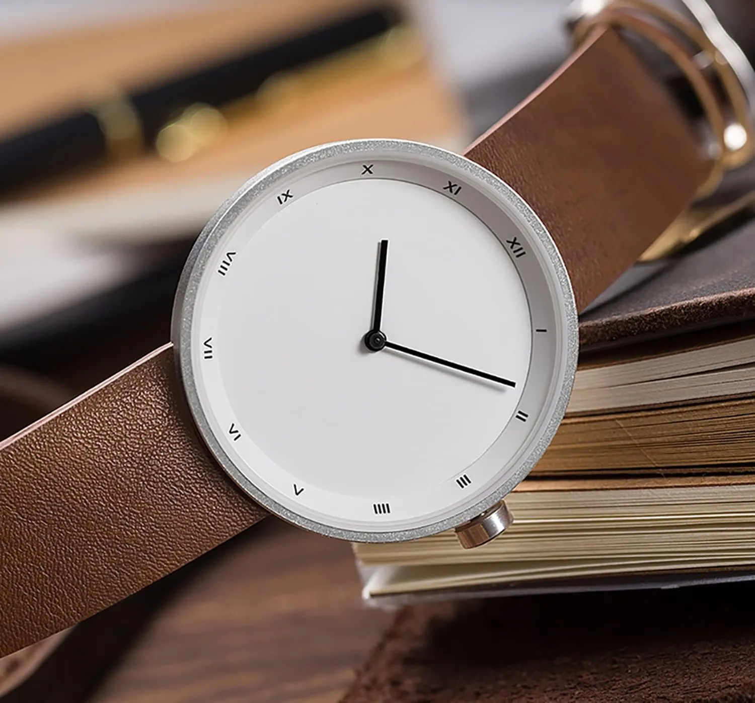 Men's and Women's Universal Watch Fashion Minimalist Style Large dial Quartz Belt Roman Numerals Waterproof Watch