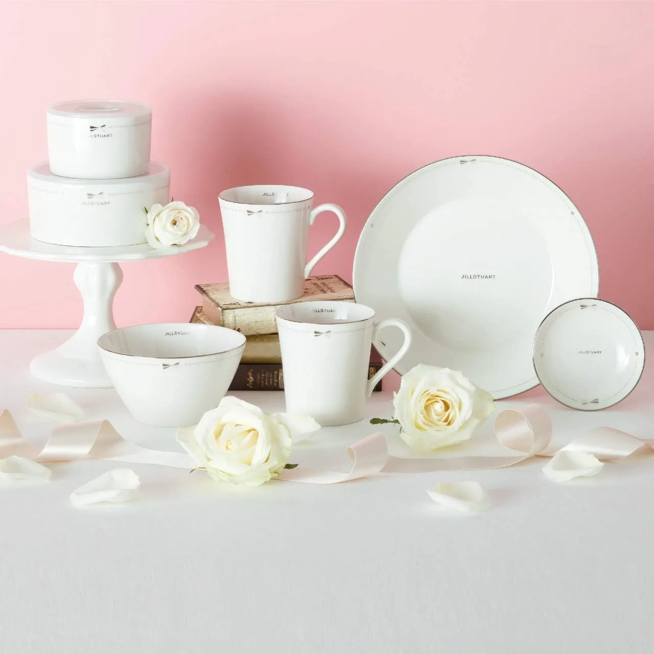 Narumi 41635-33355 Jill Stuart Plate Set, 8.7 inches (22 cm), White, Ribbon Pattern, Stylish, Cute, Deep Plate, Made in Japan, Gift Box