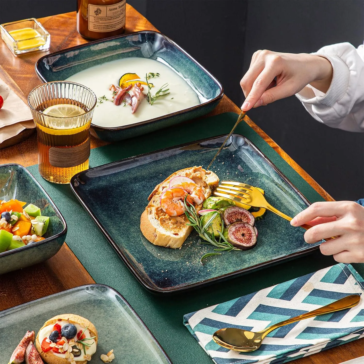 vancasso Stern Green Dinner Set- Square Reactive Glaze Dish Set- 16 Pieces Kitchen Dinnerware Stoneware Crockery with Dinner Plate, Dessert Plates, Bowl and Soup Plate Service for 4